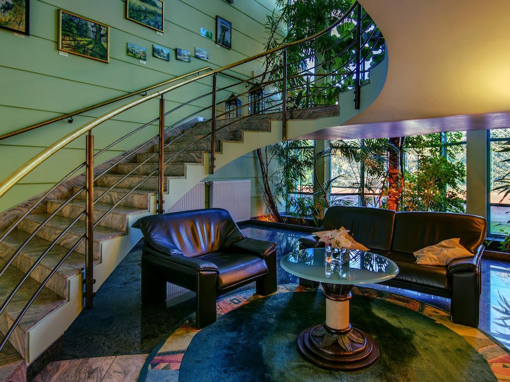 Green Hotel Komorniki  Buitenkant foto