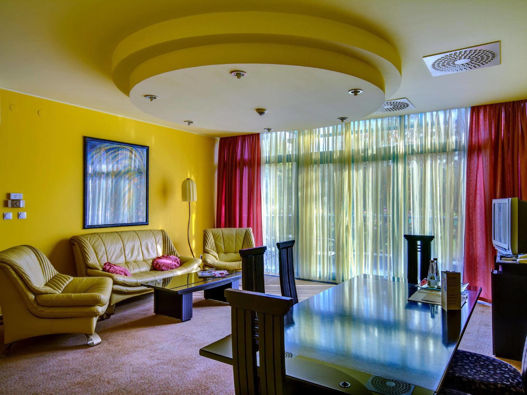 Green Hotel Komorniki  Buitenkant foto