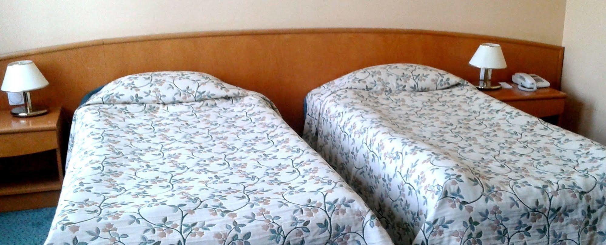 Green Hotel Komorniki  Buitenkant foto