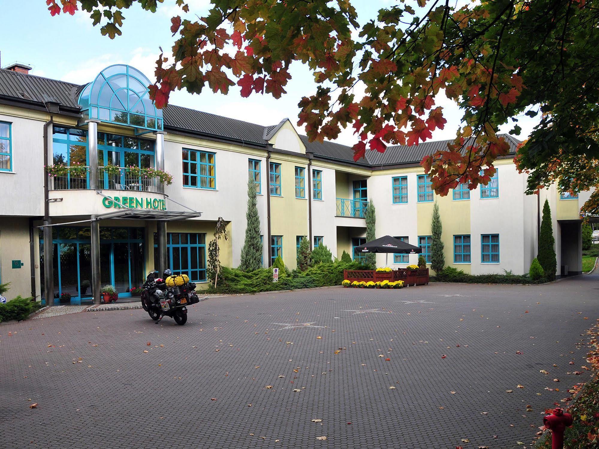 Green Hotel Komorniki  Buitenkant foto
