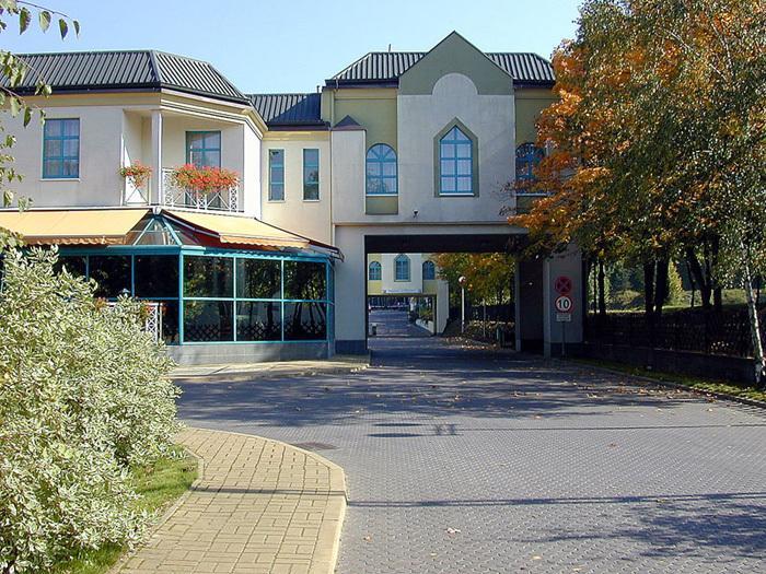 Green Hotel Komorniki  Buitenkant foto
