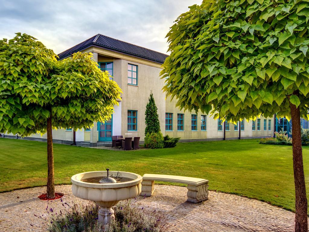 Green Hotel Komorniki  Buitenkant foto